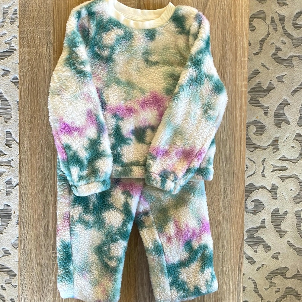 Cat & Jack Girls Tie Dye Fuzzy Fleece Lounge Outfit Set